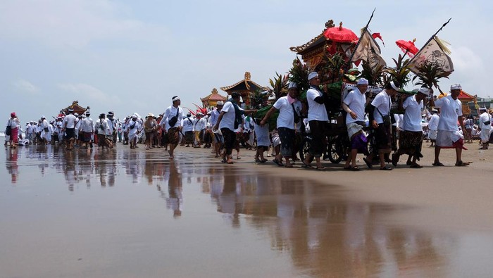 Melasti saat upacara Melasti di Pantai Petitenget, Badung, Bali, Jumat (8/3/2024). Seluruh umat Hindu di Bali melaksanakan upacara Melasti yang merupakan ritual penyucian diri dan alam untuk menyambut Hari Raya Nyepi Tahun Baru Saka 1946.