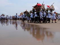 Melihat Ritual Melasti Umat Hindu Jelang Nyepi di Bali