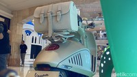 Selain grafis naga, ada pula grafis angka yang terkesan acak di tempong kanannya. Angka bergaya universitas Amerika ini sejatinya tidak acak, sebab Vespa mengklaim ini merupakan menceritakan tahun-tahun perayaan naga di kalender Lunar. Foto: Hafizh Gemilang/detikcom