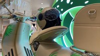 Vespa juga melengkapi 946 dengan aksesoris yang spesial dan terbatas. Aksesoris khusus Vespa 946 Dragon ini mulai dari jaket Dragon Varsity, tas belakang yang dibuat dari bahan serasi dengan sadel, fly screen khusus, hingga helm bernuansa emas yang dihiasi grafis naga. Foto: Hafizh Gemilang/detikcom