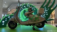 Vespa 946 Dragon hadir dengan panjang total 1.965 mm dan lebar 730 mm. Jarak sumbu rodanya di angka 1.405 mm dan dengan tinggi jok 805 mm. Desain pelek Vespa 946 Dragon ini tampil khas seperti 946 edisi sebelumnya. Ukuran roda depannya 120/70 R12 dan belakang 130/70 R12. Foto: Hafizh Gemilang