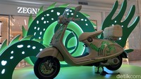 Vespa 946 Dragon hadir menjadi penerus 946 Bunny 10th Anniversario yang rilis pada 2023 lalu. Sama seperti 946 lainnya, Vespa 946 Dragon dibuat di Italia dan dengan desain yang khusus. Foto: Hafizh Gemilang/detikcom