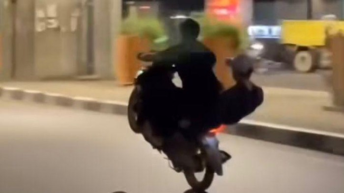 Viral 2 pria freestyle motor di depan kamera ETLE di Jalan AP Pettarani Makassar.