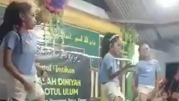 Viral tiga gadis goyang ngebor di acara imtihan madrasah diniyah di Pasuruan