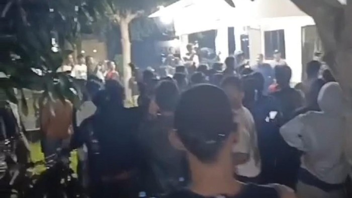 Viral warga geruduk Polsek Kalirejo di Lampung Tengah