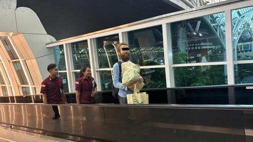 MJO, warga Amerika Serikat, dideportasi melalui Bandara Internasional Ngurah Rai ke Daniel K Inouye International Airport, Honolulu, Jumat (8/2/2024). MJO overstay 123 hari.
