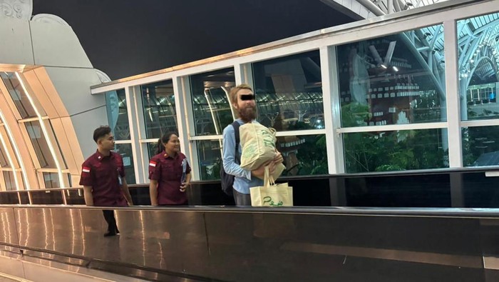 MJO, warga Amerika Serikat, dideportasi melalui Bandara Internasional Ngurah Rai ke Daniel K Inouye International Airport, Honolulu, Jumat (8/2/2024). MJO overstay 123 hari.