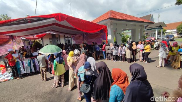 Warga Ciamis antre untuk membeli beras murah.