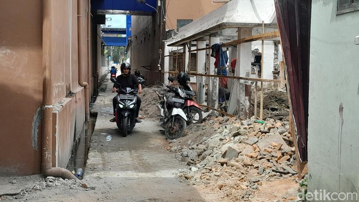 Warga melintas di Gang Abadi setelah tembok dibongkar tadi malam. (Nizar Aldi/detikSumut)