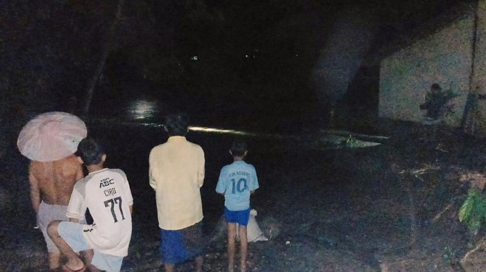 Warga mengamati dari kejauhan Sungai Cibareno, Sukabumi, meluap, Jumat (8/3/2024).