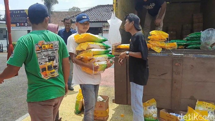 Warga Tasikmalaya membeli beras dengan harga murah.