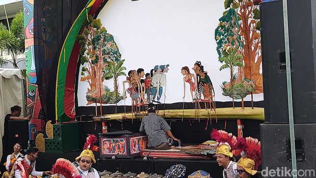 Pementasan Wayang Wisata Istimewa yang digelar di SMA N 2 Wates, Kulon Progo, Jumat (8/3).