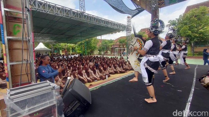 Pementasan Wayang Wisata Istimewa yang digelar di SMA N 2 Wates, Kulon Progo, Jumat (8/3).
