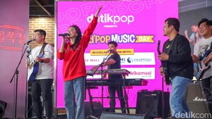 Aksi Zara Leola mampu buat penonton nyanyi bareng di panggung dPop Music Day di Lotte Alley, Lotte Shopping Avenue, Jakarta Selatan.  Foto: Grandyos Zafna/detikFoto