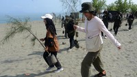 Mahasiswa Universitas Syiah Kuala (USK) bersama mahasiswa dari beberapa perguruan tinggi lainnya dan pencinta lingkungan membawa bibit pohon cemara laut (Casaurina equisetifolia) sebelum penanaman di pantai wisata desa Alue Naga, Banda Aceh, Aceh, sabtu (9/3/2024).