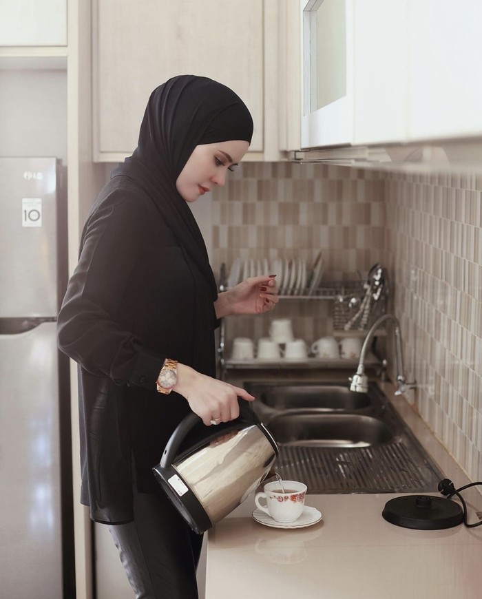 Angel Lelga Hobi Nongkrong di Kafe, Makan Kue hingga Ngopi Angel Lelga Hobi Nongkrong di Kafe, Makan Kue hingga Ngopi