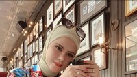 Wanita kelahiran 1985 itu juga pernah nongkrong di salah satu kafe populer dan memesan beberapa menu sebagai teman santai. Ia memesan secangkir kopi hangat dan juga satu buah croissant. Foto: Instagram @angellelga