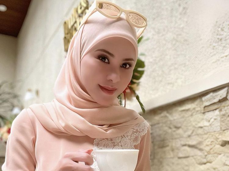 Angel Lelga Hobi Nongkrong di Kafe, Makan Kue hingga Ngopi