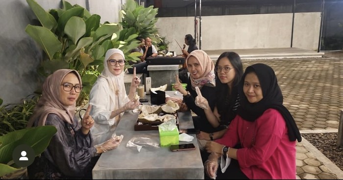 Angel Lelga Hobi Nongkrong di Kafe, Makan Kue hingga Ngopi Angel Lelga Hobi Nongkrong di Kafe, Makan Kue hingga Ngopi