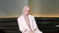 Angel Lelga menjadi salah satu artis dan politisi yang ikut dalam Pileg DPR RI pada pemilu 2024. Namun, peluangnya masuk ke Senayan kecil. Ia pun disebut berpeluang maju di Pilbup Muaro Jambi.  Foto: Instagram @angellelga