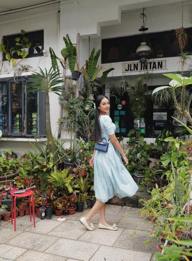 Tampil sopan mengenakan dress biru selutut, Anya terlihat feminin dan mempesona. Rambut panjangnya pun terlihat simpel dengan hanya diikat setengah. Foto: Instagram/@anyageraldine
