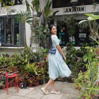 Tampil sopan mengenakan dress biru selutut, Anya terlihat feminin dan mempesona. Rambut panjangnya pun terlihat simpel dengan hanya diikat setengah. Foto: Instagram/@anyageraldine