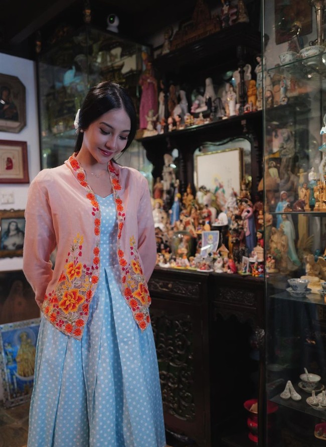 Selama di sana Anya juga terlihat menjajal kebaya tradisional Singapura. Kebaya oranye bermotif bunga-bunga itu dipadukan dengan dress biru yang dikenakannya. Foto: Instagram/@anyageraldine