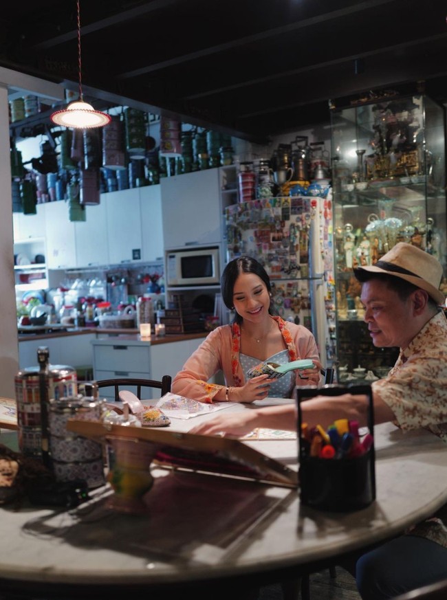 Tampil anggun dan menawan, unggahan Anya Geraldine itu pun banjir pujian netizen. “Cantik n anggun,” komentar salah seorang netizen. “CAKEP BANGET HERAN,” tambah netizen lain. Foto: Instagram/@anyageraldine