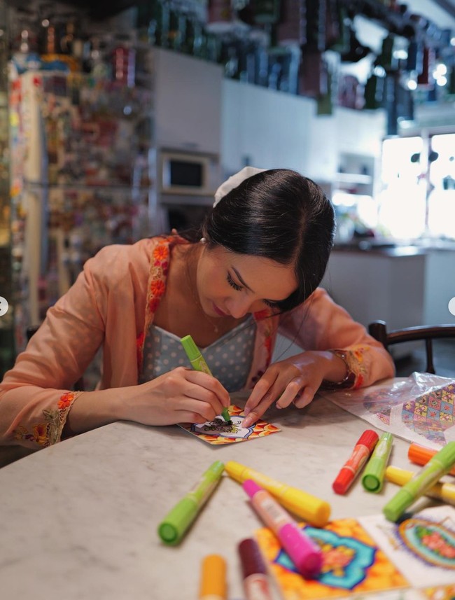 Anya juga belajar mengenai budaya peranakan. Ia bahkan berkesempatan untuk mendesain ubinnya sendiri dengan gaya peranakan. “Bersenang-senang di Singapura. Menjelajahi lebih jauh tentang seni & budaya peranakan di @theintansg juga berkesempatan mencoba kebaya tradisional singapura dan mendesain ubin saya sendiri dengan gaya peranakan. Sehari yang dihabiskan dengan baik + bonus karaoke live yang tak terduga. Ini benar-benar pengalaman dunia yang benar-benar baru bagi saya, ty @visit_singapore,” tulis Anya di keterangan unggahannya. Foto: Instagram/@anyageraldine