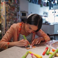 Anya juga belajar mengenai budaya peranakan. Ia bahkan berkesempatan untuk mendesain ubinnya sendiri dengan gaya peranakan. “Bersenang-senang di Singapura. Menjelajahi lebih jauh tentang seni & budaya peranakan di @theintansg juga berkesempatan mencoba kebaya tradisional singapura dan mendesain ubin saya sendiri dengan gaya peranakan. Sehari yang dihabiskan dengan baik + bonus karaoke live yang tak terduga. Ini benar-benar pengalaman dunia yang benar-benar baru bagi saya, ty @visit_singapore,” tulis Anya di keterangan unggahannya. Foto: Instagram/@anyageraldine