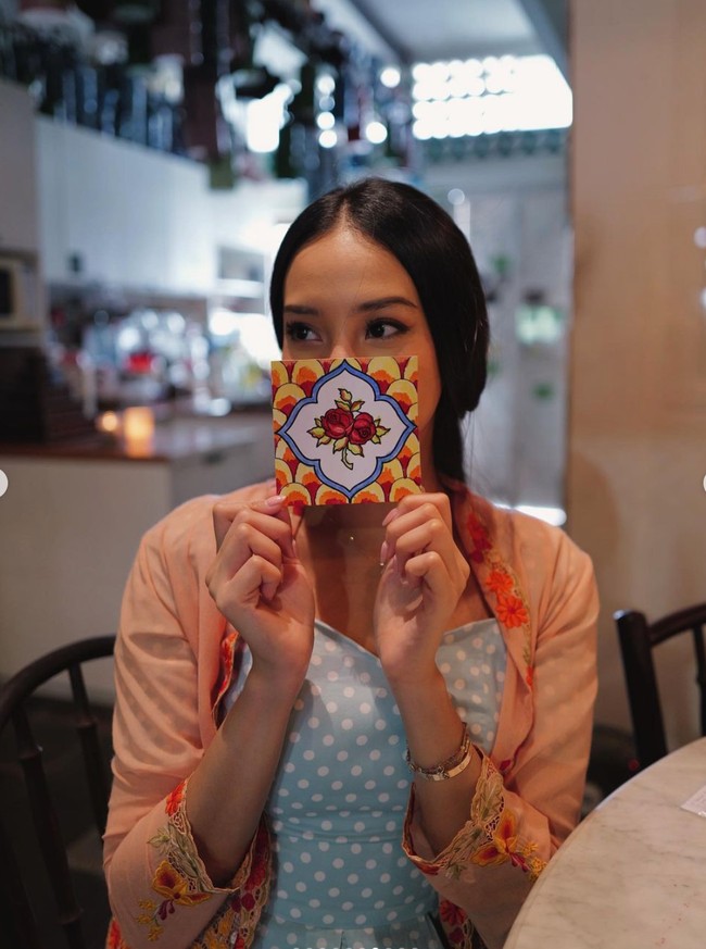 Potret saat Anya memamerkan hasil karyanya. Bagaimana menurutmu hasilnya? Foto: Instagram/@anyageraldine