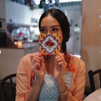 Potret saat Anya memamerkan hasil karyanya. Bagaimana menurutmu hasilnya? Foto: Instagram/@anyageraldine