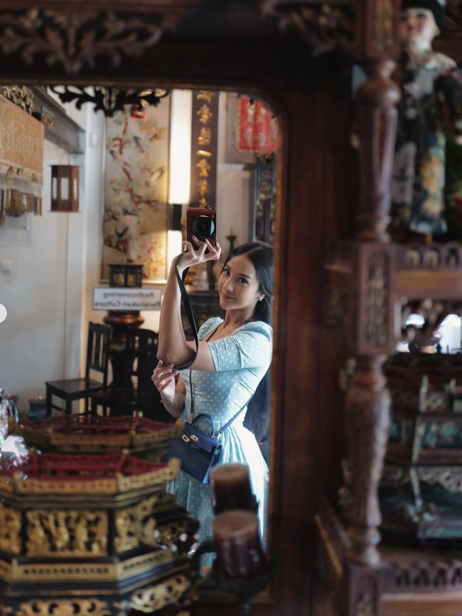 Melalui akun Instagramnya Anya Geraldine membagikan keseruannya selama berlibur di Singapura. Seperti biasa, penampilan Anya pun selalu berhasil mencuri atensi. Foto: Instagram/@anyageraldine