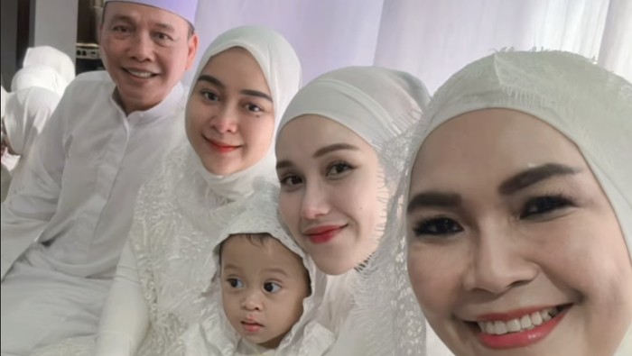Umi Kalsum bersama dua putri mereka, Ayu Ting Ting dan Syifa.