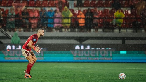 Ilija Spasojevic mengeksekusi penalti ke gawang PSIS Semarang, Jumat (8/3/2024).