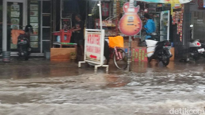 Banjir di Jalan Perintis Kemerdekaan, tepatnya di depan gerbang BTP Makassar.