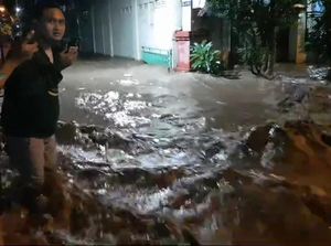 Hujan Deras di Mojokerto Picu Banjir, Jembatan Putus hingga Tanggul Jebol