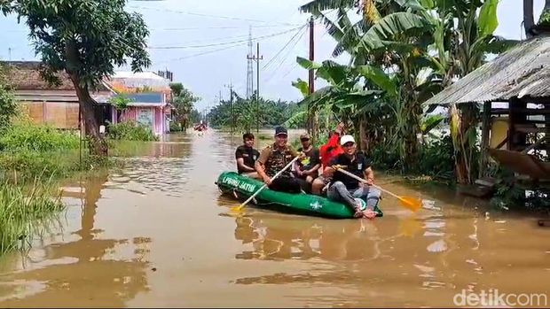 Jalan Penghubung Kecamatan di Grati Pasuruan Lumpuh Terendam Banjir Jalan Penghubung Kecamatan di Grati Pasuruan Lumpuh Terendam Banjir