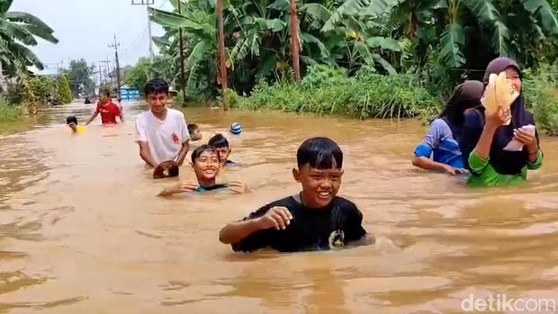 Jalan Penghubung Kecamatan di Grati Pasuruan Lumpuh Terendam Banjir Jalan Penghubung Kecamatan di Grati Pasuruan Lumpuh Terendam Banjir