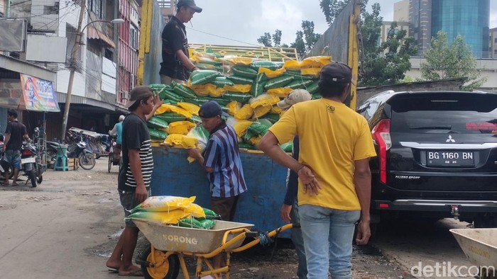 Beras SPHP tiba di pasar Cinde siap di distribusikan ke pedagang