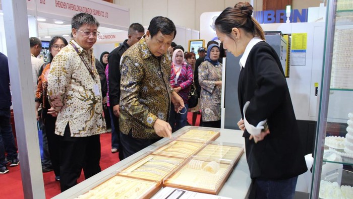 Berburu Perhiasan di Jakarta International Jewellery Fair 2024 Jakarta International Jewellery Fair (JIJF) 2024 tengah digelar. 30 Perajin IKM mitra binaan Kementerian Perindustrian (Kemenperin) meramaikan pameran ini.