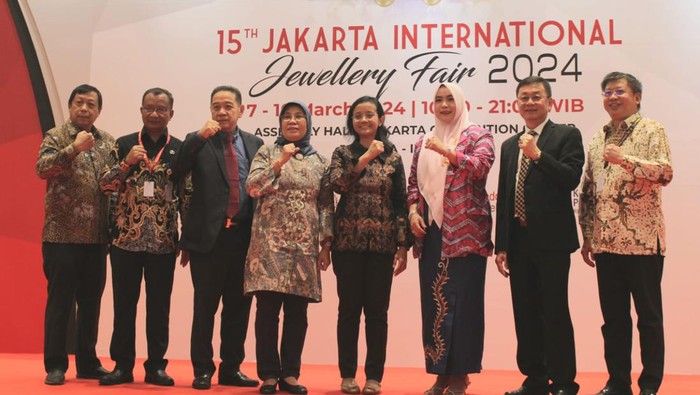 Jakarta International Jewellery Fair (JIJF) 2024 tengah digelar. 30 Perajin IKM mitra binaan Kementerian Perindustrian (Kemenperin) meramaikan pameran ini.