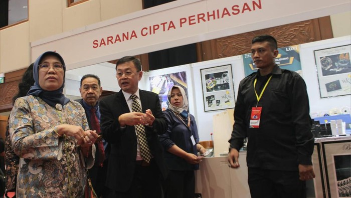 Jakarta International Jewellery Fair (JIJF) 2024 tengah digelar. 30 Perajin IKM mitra binaan Kementerian Perindustrian (Kemenperin) meramaikan pameran ini.
