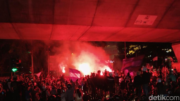 Bobotoh saat memenuhi kolong Flyover Mochtar untuk merayakan kemenangan Persib Bandung