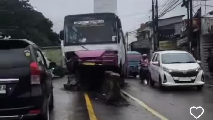 Bus nyangkut di separator (Dok. istimewa)