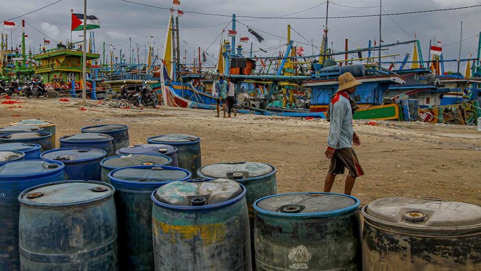 Sejumlah kapal nelayan bersandar di Palang, Tuban, Jawa Timur, Sabtu (9/3/2024). Sejumlah nelayan di kawasan itu terpaksa tidak melaut sejak beberapa hari terakhir akibat cuaca buruk. ANTARA FOTO/Muhammad Mada/nz