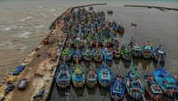 Foto udara sejumlah kapal nelayan bersandar di Palang, Tuban, Jawa Timur, Sabtu (9/3/2024).