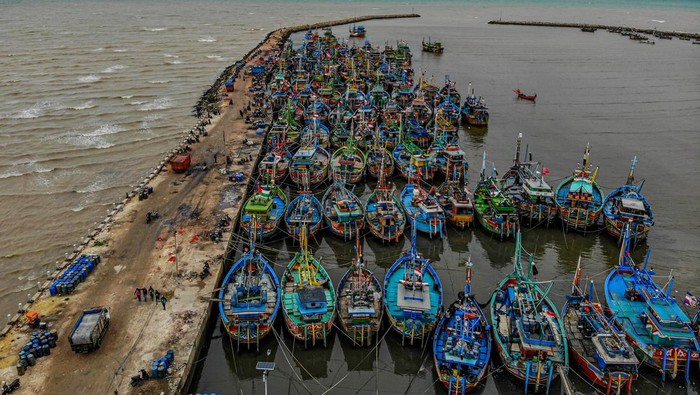 Sejumlah kapal nelayan bersandar di Palang, Tuban, Jawa Timur, Sabtu (9/3/2024). Sejumlah nelayan di kawasan itu terpaksa tidak melaut sejak beberapa hari terakhir akibat cuaca buruk. ANTARA FOTO/Muhammad Mada/nz