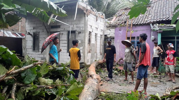 Dampak hujan lebat disertai angin kencang di Kebumen, Sabtu (9/3/2024).