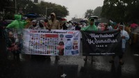 Ratusan Massa dari Yayasan Konsumen Muslim Indonesia & Gerakan kebangkitan produk nasional turut serta dalam aksi solidaritas Palestina di depan kedutaan besar Amerika Serikat di Jakarta, Sabtu (9/3/2024).